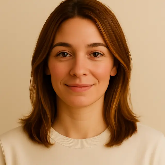 Portrait d'une femme, coupe mi-longue couleur caramel.