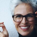 coupe de cheveux femme 50 ans avec lunettes