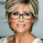 coupe de cheveux femme 50 ans avec lunettes