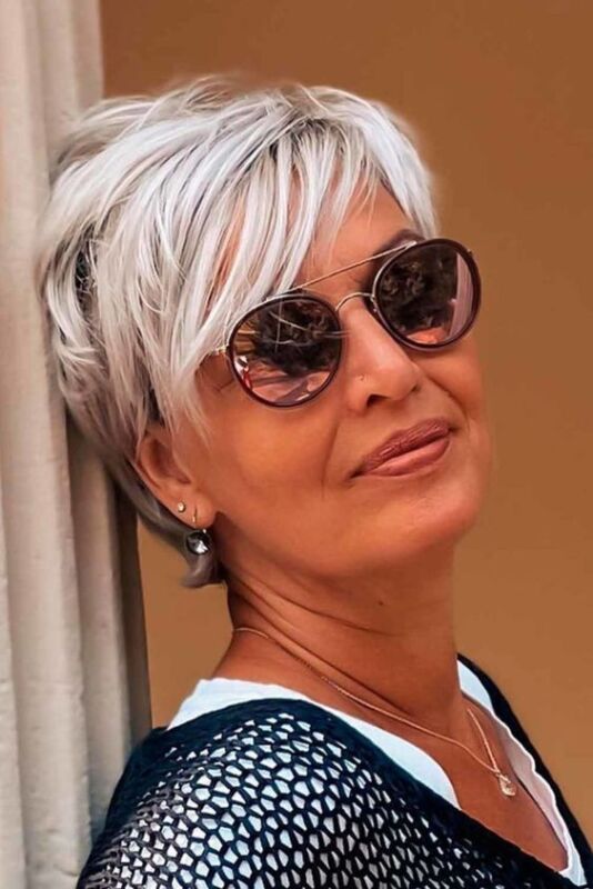 coupe de cheveux femme 60 ans avec lunettes