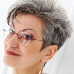 coupe de cheveux femme 50 ans avec lunettes