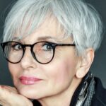 coupe de cheveux femme 70 ans avec lunettes