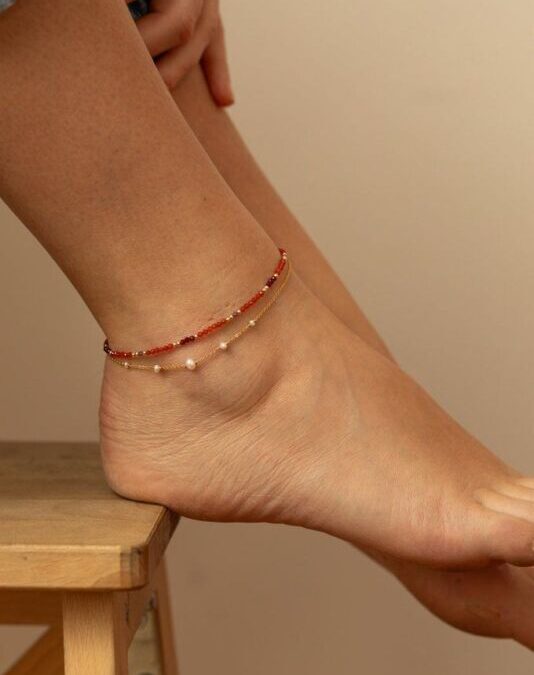 Bracelet de cheville : signification et symboles culturels