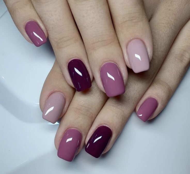 Ongles gel bicolores : manucure mauve et rose à réaliser chez soi
