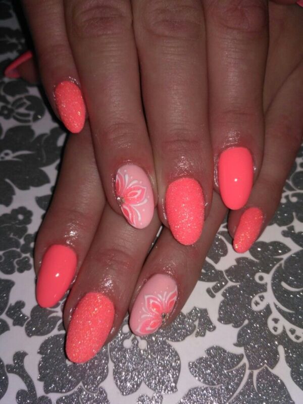 Nail Art Corail Élégant