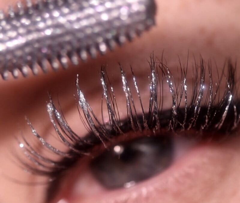 Mascara doré pailleté : illumine ton regard avec élégance et originalité