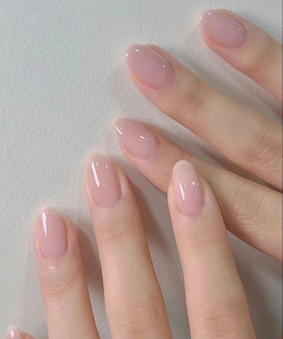 Ongles gel rose naturel : astuces pour un effet discret et durable