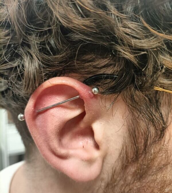 Cicatrisation piercing industriel : conseils et soins essentiels