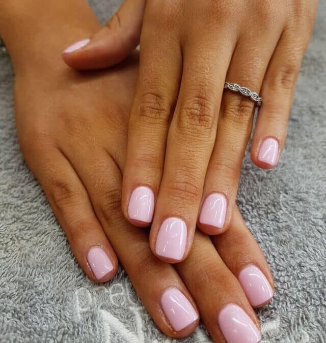 Vernis gel rose poudré : conseils et tendances pour sublimer tes ongles