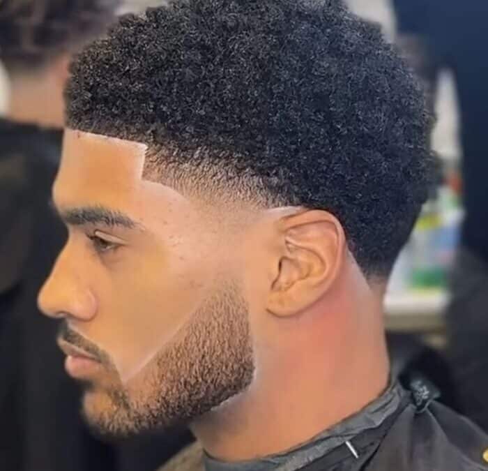 Dégradé Afro Homme : L’Art de Marier Tradition et Modernité Capillaire