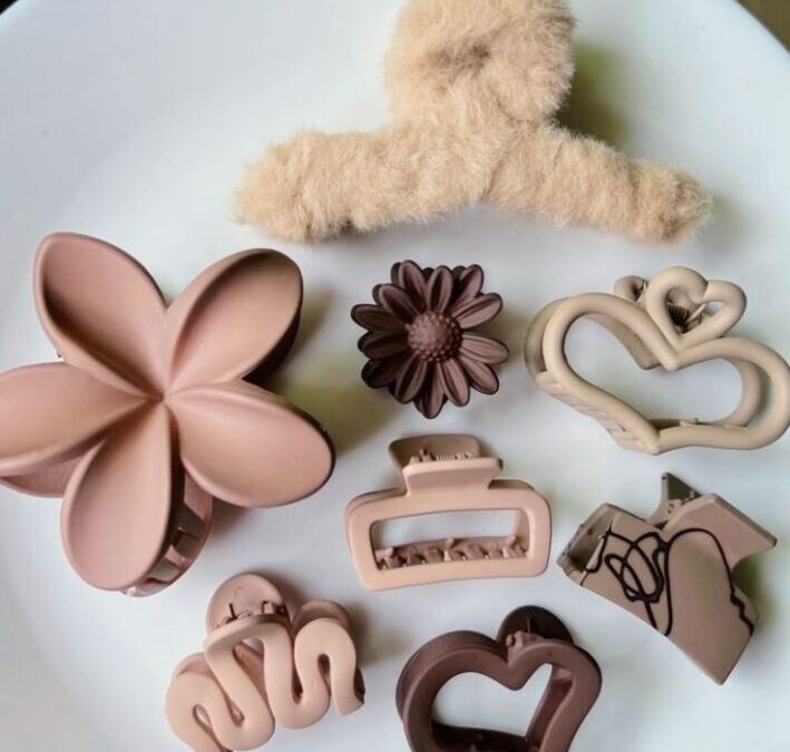 Au-delà de la pince : comment les accessoires pour cheveux réinventent le chic minimaliste à la française