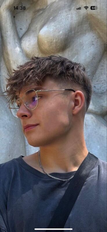 Look chic avec coupe casquette