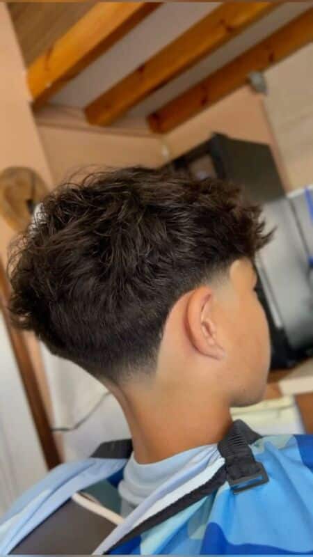 Look chic avec coupe casquette