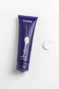 Soin nettoyant pour une routine visage simple